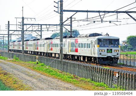 高崎線 岡部ー深谷 JR東日本 185系 OM05編成(大宮) 草津 高崎線 岡部ー深谷 JR東日本 185系 OM05編成(大宮) 草津 119508404