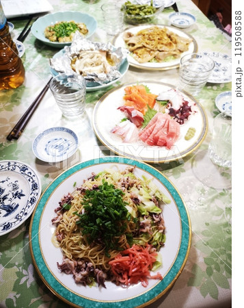 家族団欒の食事会 家族団欒の食事会 119508588