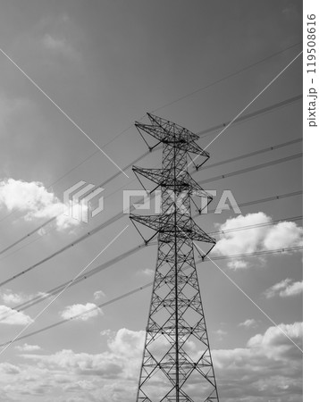 秋の空に見上げる送電線鉄塔 c-5 モノクロ 秋の空に見上げる送電線鉄塔 c-5 モノクロ 119508616