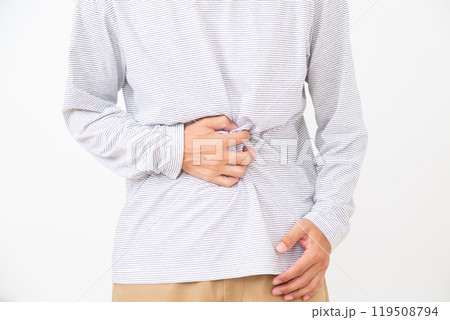 下腹を押さえて苦しむミドル男性 119508794