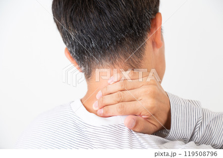 首痛に苦しむミドル男性 119508796