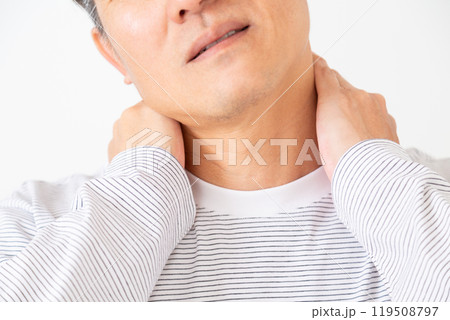 首痛に苦しむミドル男性 119508797