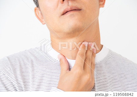 喉の痛みに苦しむミドル男性 119508842