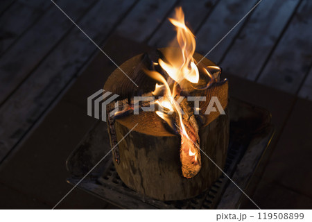 火の点いたスウェーデントーチ 119508899