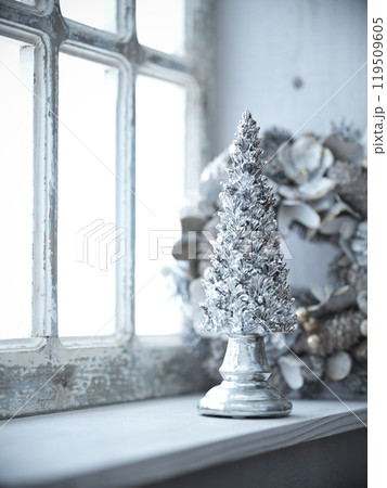 窓辺に飾られたクリスマスツリーとクリスマスリース 119509605
