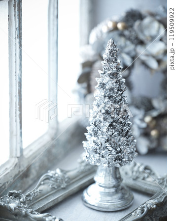 窓辺に飾られたクリスマスツリーとクリスマスリース 窓辺に飾られたクリスマスツリーとクリスマスリース 119509922