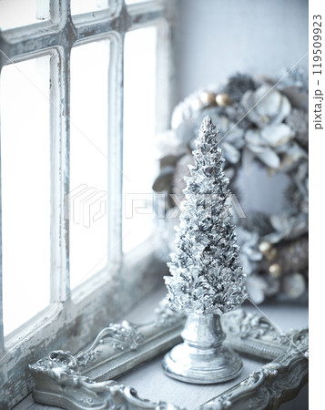 窓辺に飾られたクリスマスツリーとクリスマスリース 窓辺に飾られたクリスマスツリーとクリスマスリース 119509923