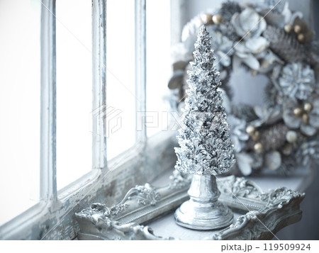 窓辺に飾られたクリスマスツリーとクリスマスリース 窓辺に飾られたクリスマスツリーとクリスマスリース 119509924