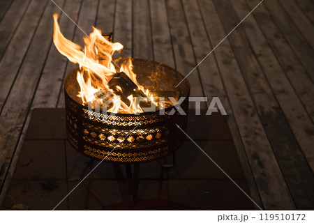 可愛い焚き火台で燃える炎 119510172