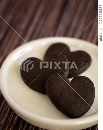 ハート型のココアクッキー 119510328