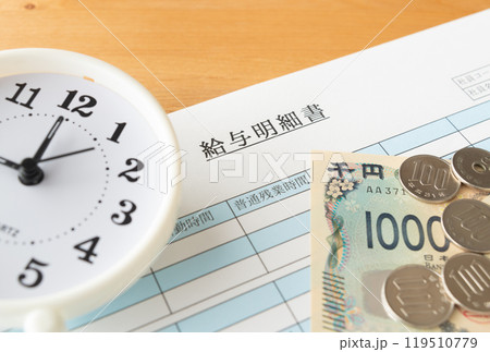給与明細書と時計と現金　最低賃金 119510779