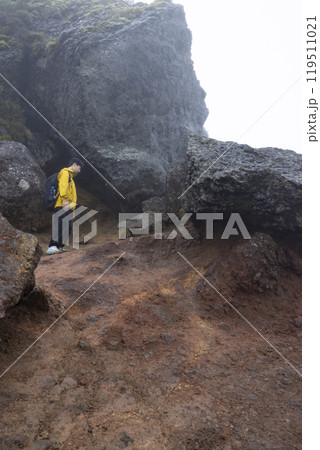 登山をする男の子 119511021