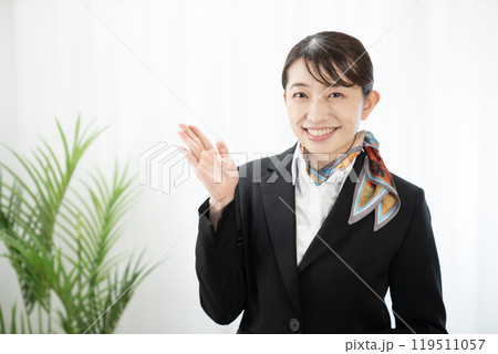 案内をする女性 119511057