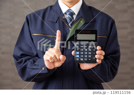 電卓を持って人差し指を立てる作業着を着たミドル男性ビジネスマン 119511156