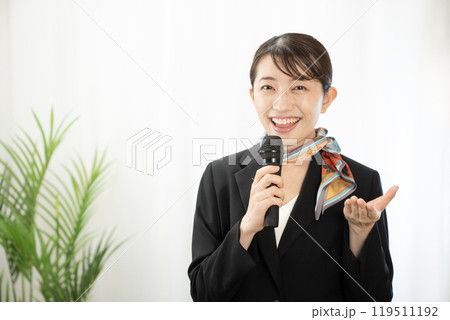 マイクで案内をする女性 119511192
