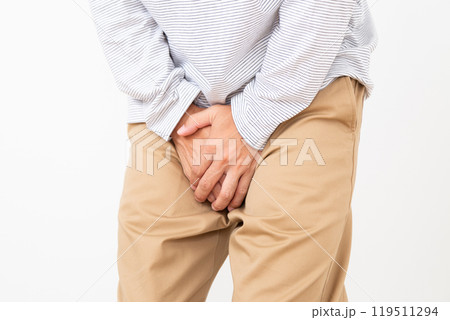 股間を押さえるミドル男性 119511294