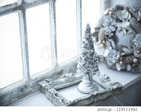 窓辺に飾られたクリスマスツリーとクリスマスリース 119511492