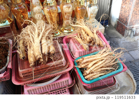 Fresh ginseng in Korean street market. Ginseng root sale at a market in South Korea. Street trade of traditional asian medicine 119511633