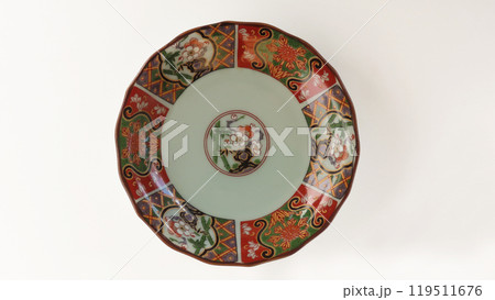 おめでたい雰囲気の有田焼の陶器の小皿の俯瞰図：松竹梅と菊の模様 119511676