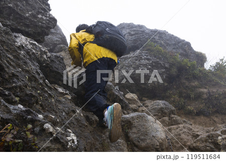 登山をする男の子 119511684
