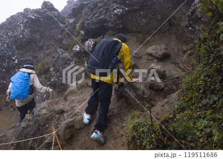 登山をする男の子 登山をする男の子 119511686