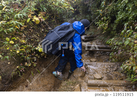 登山をする男の子 登山をする男の子 119511915