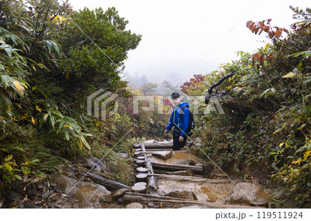 登山をする男の子 119511924