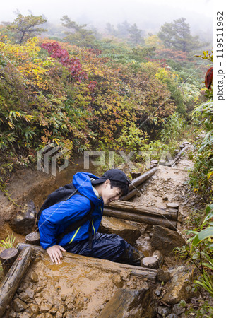 登山をする男の子 119511962