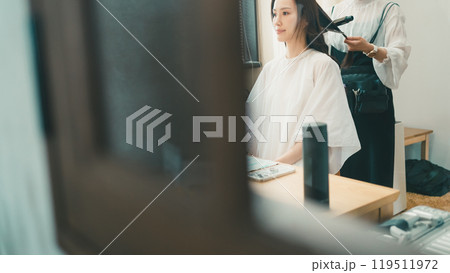 女優のヘアメイクシーン 119511972