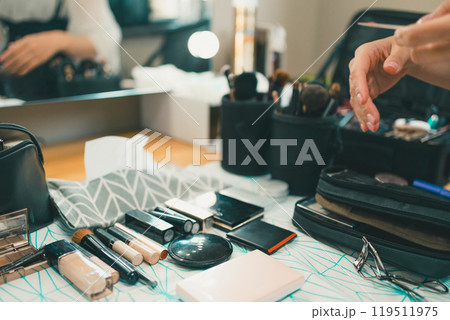 ヘアメイクさんのメイク道具 119511975