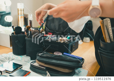 ヘアメイクさんのメイク道具 ヘアメイクさんのメイク道具 119511976