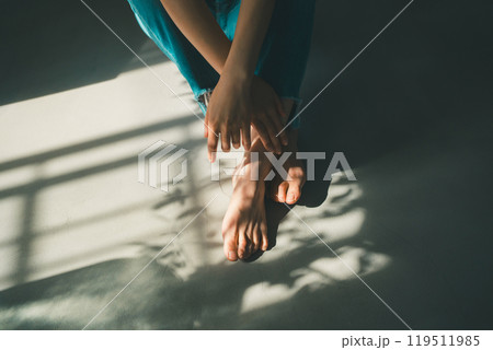 裸足の女性と窓明かり 119511985