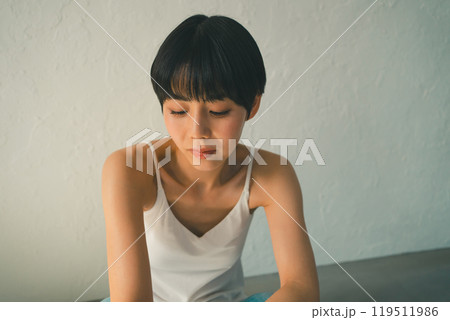 キャミソール姿の30代女性 119511986
