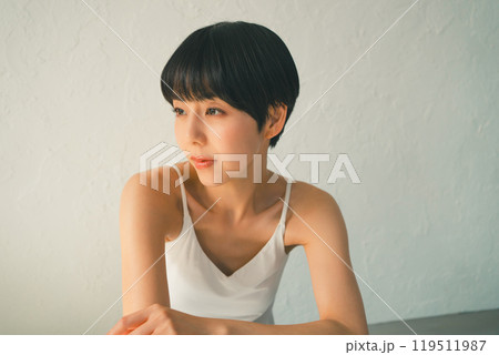 キャミソール姿の30代女性 キャミソール姿の30代女性 119511987