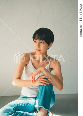 キャミソール姿の30代女性 119511988