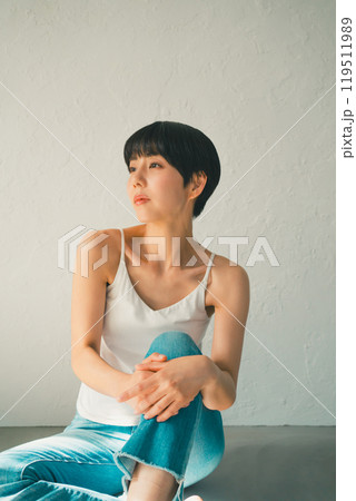 キャミソール姿の30代女性 キャミソール姿の30代女性 119511989