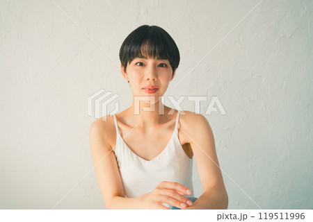 キャミソール姿の30代女性 キャミソール姿の30代女性 119511996