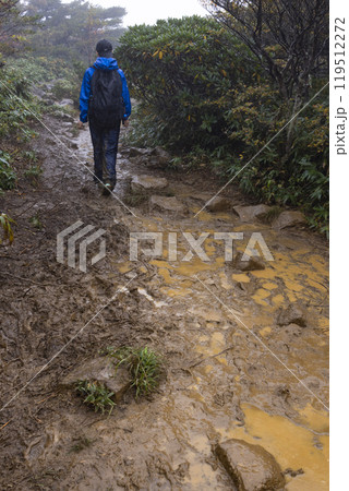 小雨の中、登山をする男の子 小雨の中、登山をする男の子 119512272