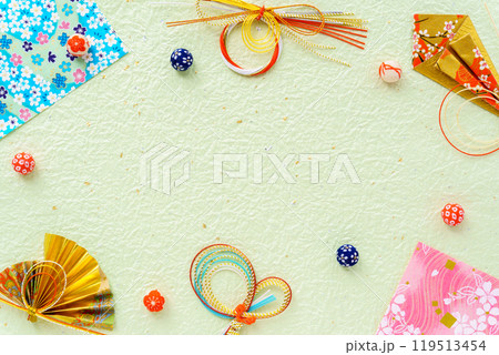 ちりめん玉と正月飾りの和風背景 ちりめん玉と正月飾りの和風背景 119513454