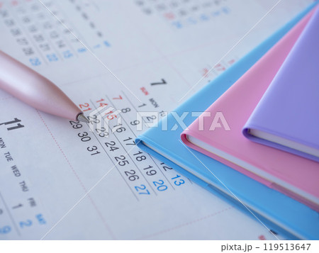 テーブルに置かれたカレンダーと手帳 119513647