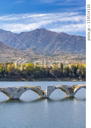秋晴れの日の旧国鉄士幌線タウシュベツ川橋梁　北海道上士幌町 119514110