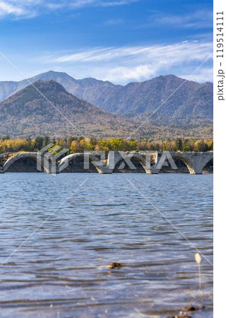 秋晴れの日の旧国鉄士幌線タウシュベツ川橋梁　北海道上士幌町 119514111