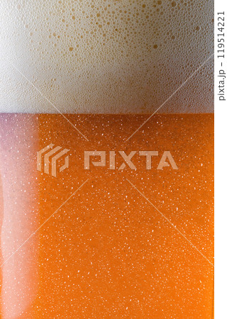 グラスに注いだ冷えた美味しいビール 119514221