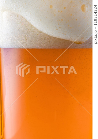 グラスに注いだ冷えた美味しいビール 119514224