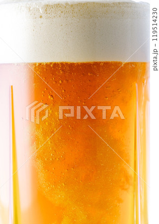 グラスに注いだ冷えた美味しいビール 119514230