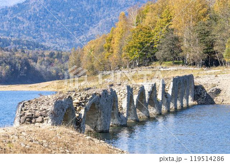 秋晴れの日の旧国鉄士幌線タウシュベツ川橋梁　北海道上士幌町 119514286