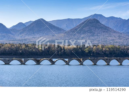 秋晴れの日の旧国鉄士幌線タウシュベツ川橋梁　北海道上士幌町 119514290
