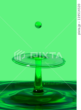 水滴の衝突で出来るキノコ 119514320