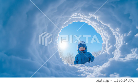 雪のトンネルを興味深く覗く子供 119514376