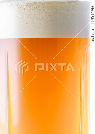 グラスに注いだ冷えた美味しいビール グラスに注いだ冷えた美味しいビール 119514966